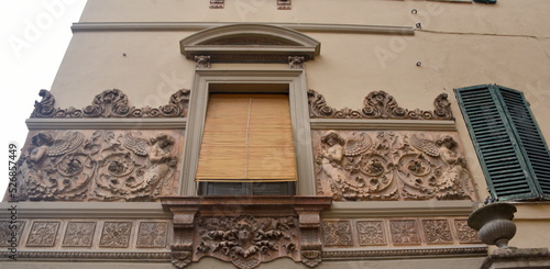 Relief von Angelo Biscarini an der Fassade des ehemaligen Romizzi-Palastes