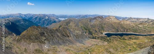 large panorama montagneux avec un lac en haute altitude