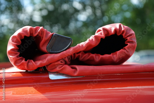 Foto Gefaltetes Rolldach in Rot einer französischen Kleinwagen Legende im Sommer bei