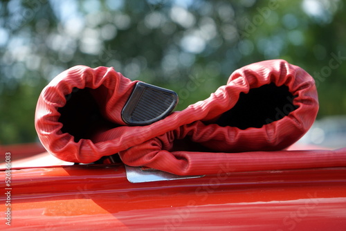 Tela Gefaltetes Rolldach in Rot einer französischen Kleinwagen Legende im Sommer bei