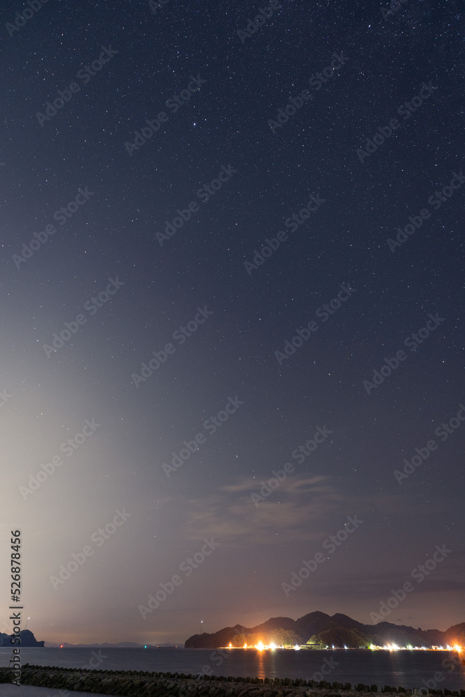 海岸で撮られた星空と対岸の灯火 海岸で撮られた星空と対岸の灯火