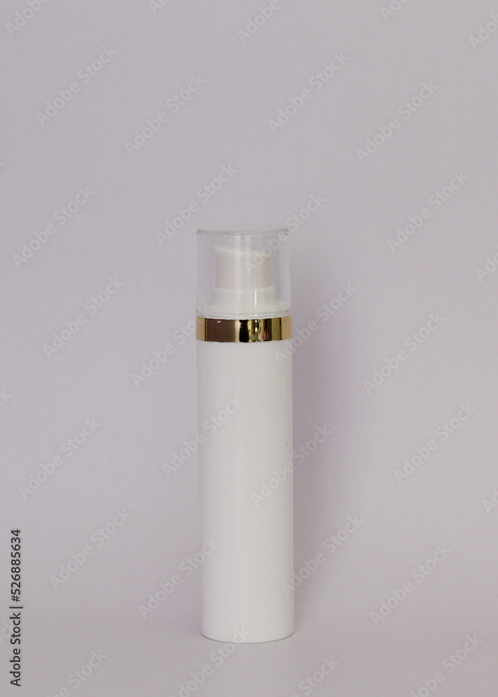 Envase color blanco con tapa transparente Envase color blanco con tapa transparente