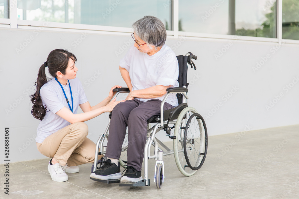 車椅子に乗る高齢者と介護士(股関節)
車椅子に乗る高齢者と介護士(股関節)