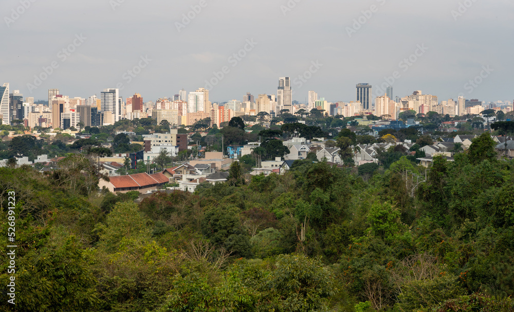 Fototapeta premium Vista panorâmica da cidade de Curitiba, capital do Paraná, Brasil, a partir do mirante do Bosque Alemão, parque da cidade.