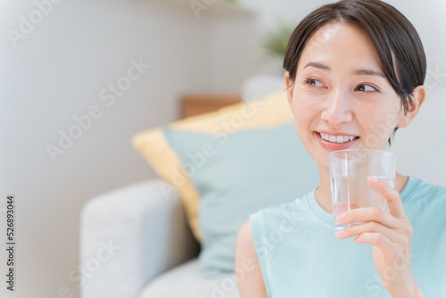 水を持ったヨガウェアの日本人女性