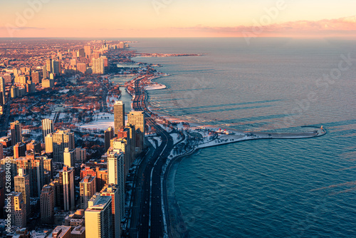 Fotografia Cityscape aerial view of Chicago from observation deck at sunset