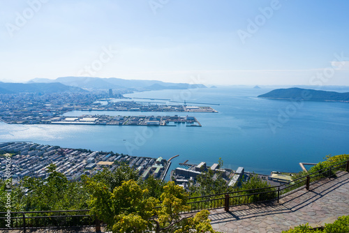 高松市街並みと瀬戸内海(香川県屋島山上やしまーるからの眺望)