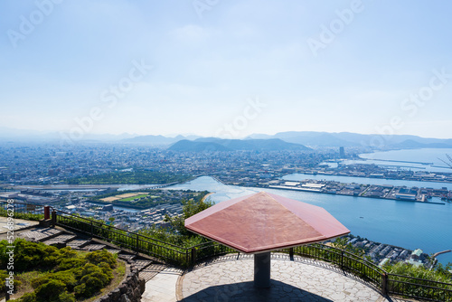 高松市街並みと瀬戸内海(香川県屋島山上やしまーるからの眺望)
