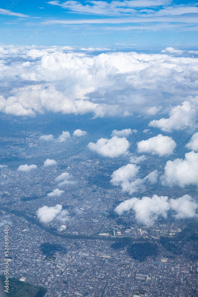 雲の上の風景、上空写真、成層圏にある巨大な雲たち、雲の上の空模様、雲から見た街 ,空から見た街 Stock 写真 | Adobe Stock