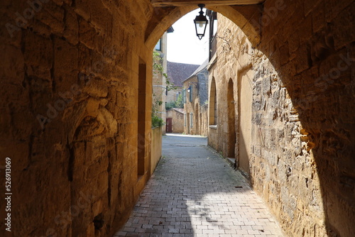 Rue typique, village de Gourdon, département du Lot, France © ERIC