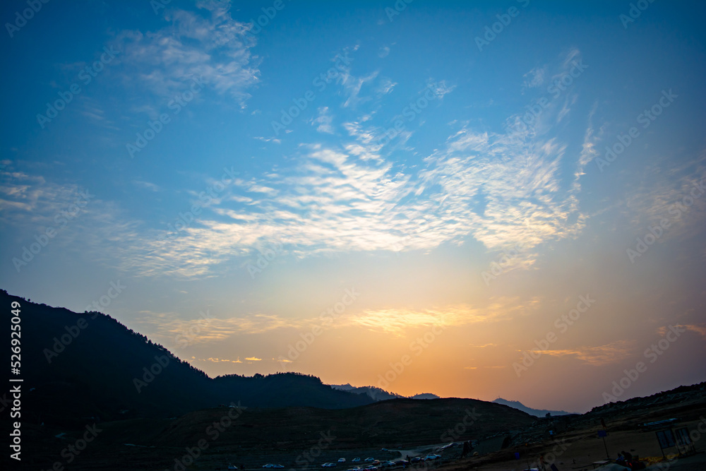 Obraz premium Sunrise view of Tehri mountains. Scenery sunrise over Tehri Lake, Uttarakhand. Tehri Dam, the tallest dam in India and Tehri dam is Asia's largest man-made lake.