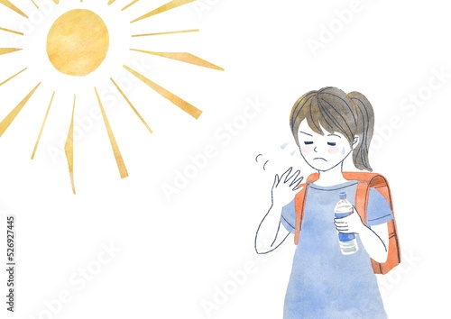 水分補給をする小学生の女の子

