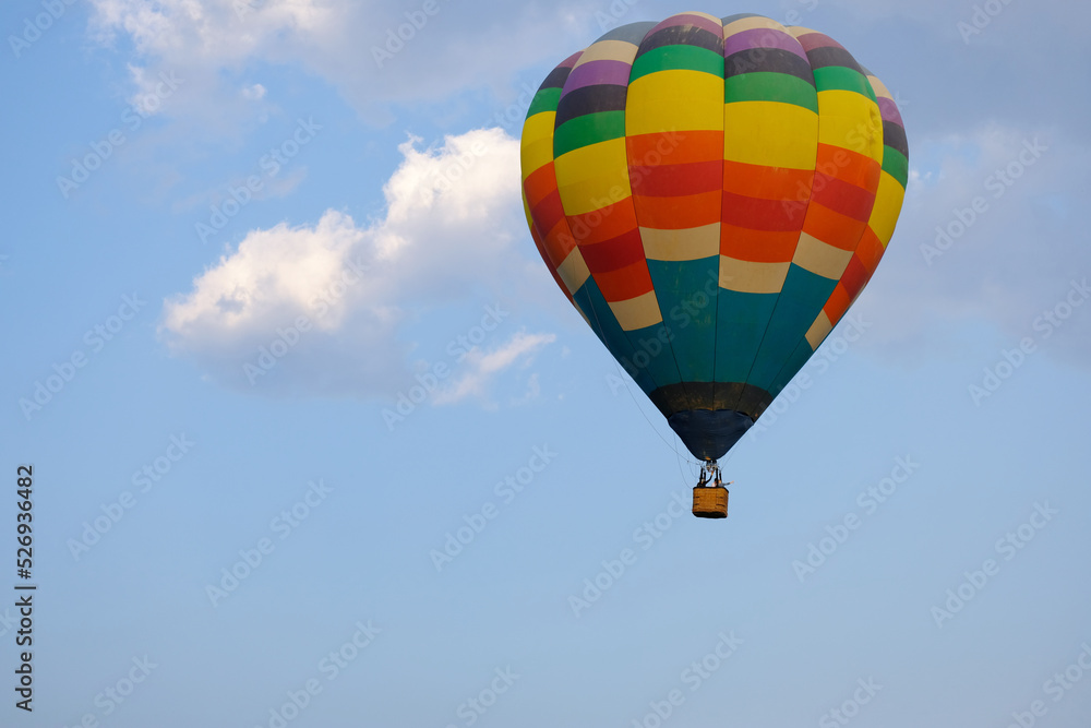 Naklejka premium Travel with colorful balloons floating above the ground in the sky.