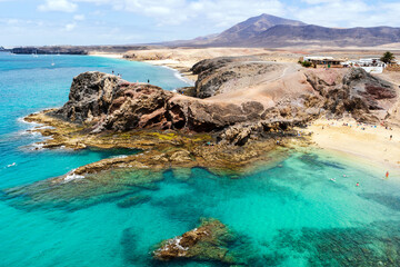 Sierkussen Canarische Eilanden Wit zand en zwarte rotsen Papagayo  © eunikas