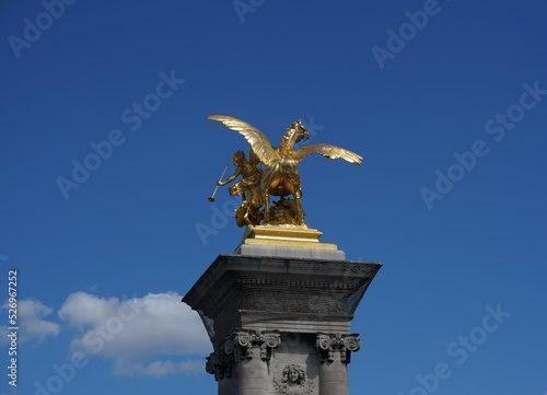 Paris goldene Figuren, Photos of Renommee de l'Industrie statue on Pont Alexandre III  photo