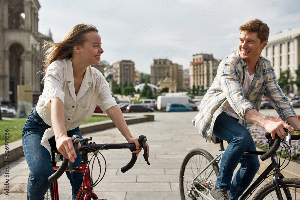 Obraz premium Couple riding bicycles and looking at each other