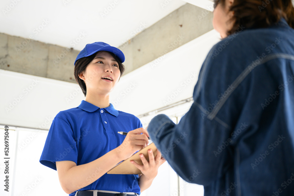 メモや見積をとる引っ越しの作業員のイメージ あおり メモや見積をとる引っ越しの作業員のイメージ あおり