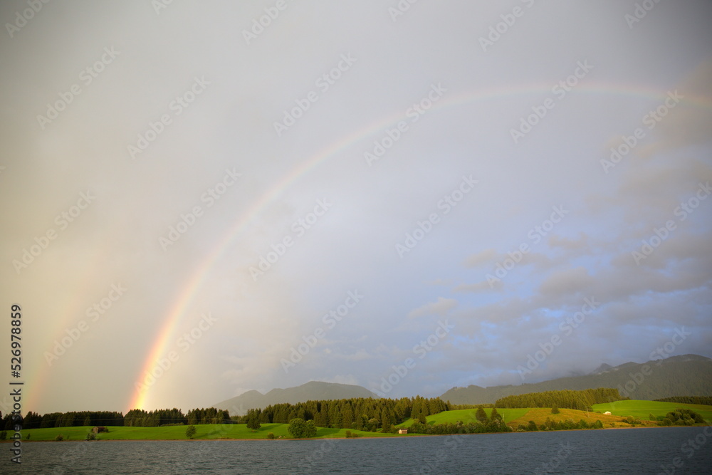 Regenbogen über der Landschaft Regenbogen über der Landschaft