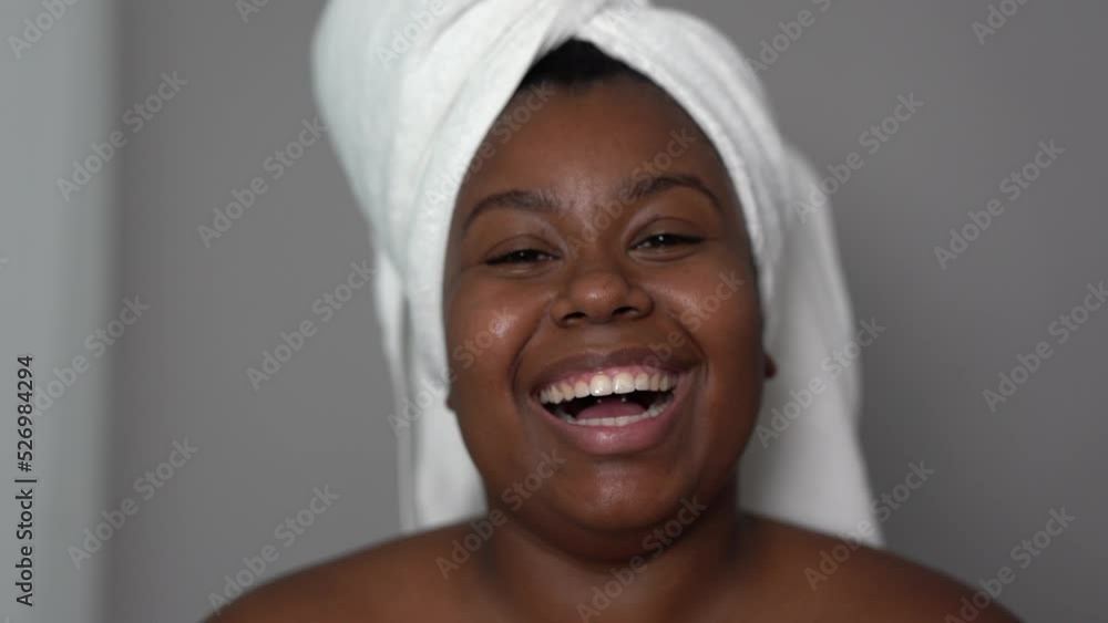 Young curvy african woman smiling on camera during spa day - Beauty treatment concept
Young curvy african woman smiling on camera during spa day - Beauty treatment concept
