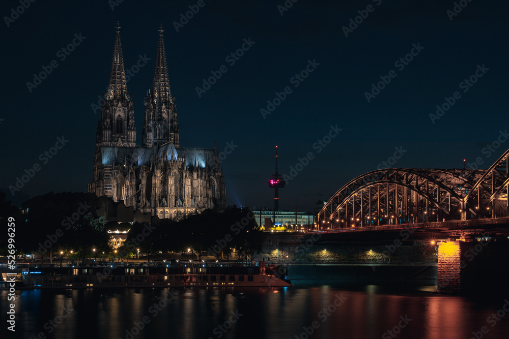 Obraz premium cologne cathedral at night
