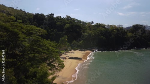 Vista aérea de uma praia na costa braileira a beira da floresta atlantica na cidade de Paraty, Rio de Janeiro - Brazil