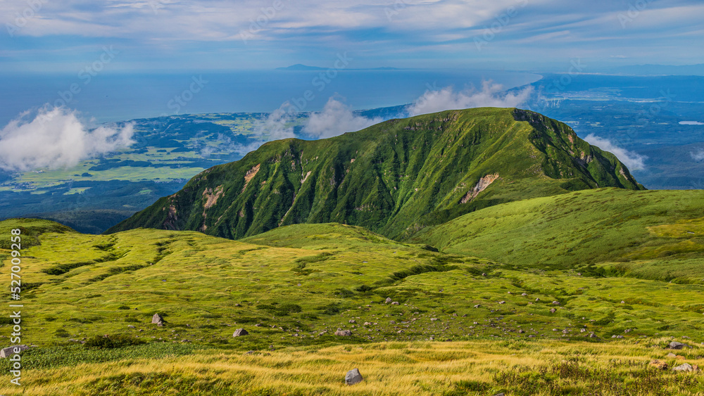 稲倉山への稜線と男鹿半島　鳥海山からの眺め　絶景