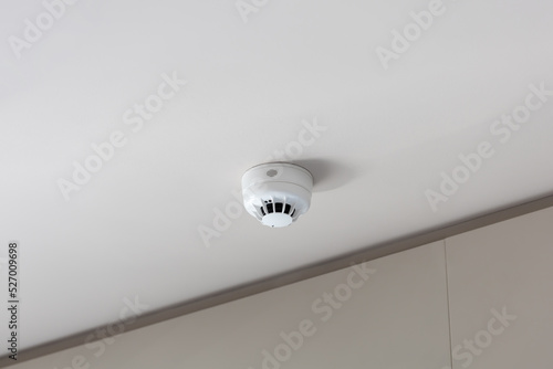 Quadro su tela smoke detector mounted on plain ceiling, fire alarm system