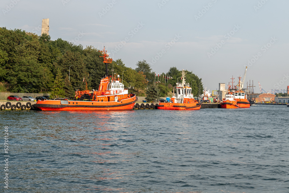 statki ratownicze przycumowane u wejścia do portu w Gdańsku - obrazy, fototapety, plakaty 