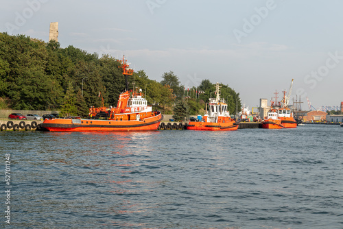 statki ratownicze przycumowane u wejścia do portu w Gdańsku