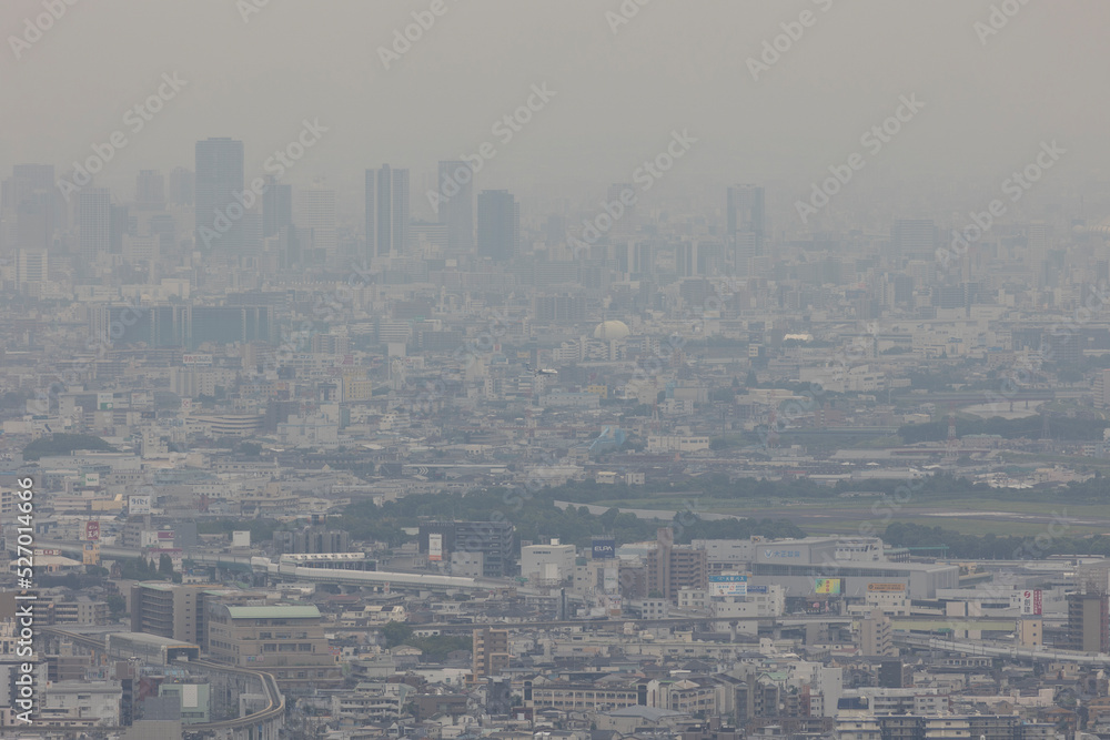 黄砂、PM2.5、花粉で視界不良な街並み。
大気汚染された都市のコンセプト。