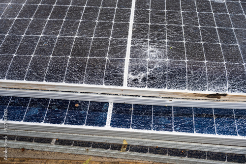 Defekte Solarpanele auf einer Baustelle für Grünen Strom photo