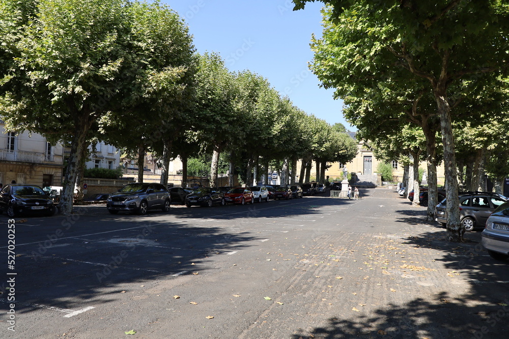 La place de la Grande Rigaudie, avec le palais de justice an arrière plan, ville Sarlat La Caneda, département de la Dordogne, France
