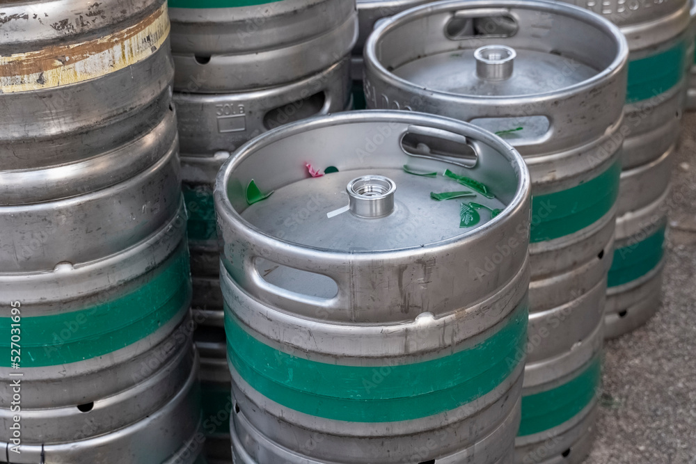 metal beer barrels with beer. Tin containers for storing alcoholic beverages for bars and restaurants. Methods of liquid storage. metal beer barrels with beer. Tin containers for storing alcoholic beverages for bars and restaurants. Methods of liquid storage.