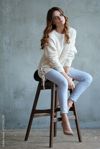 Canvastavla Chic and Confident: Woman Strikes a Pose on a Grey Studio Background, Embodying