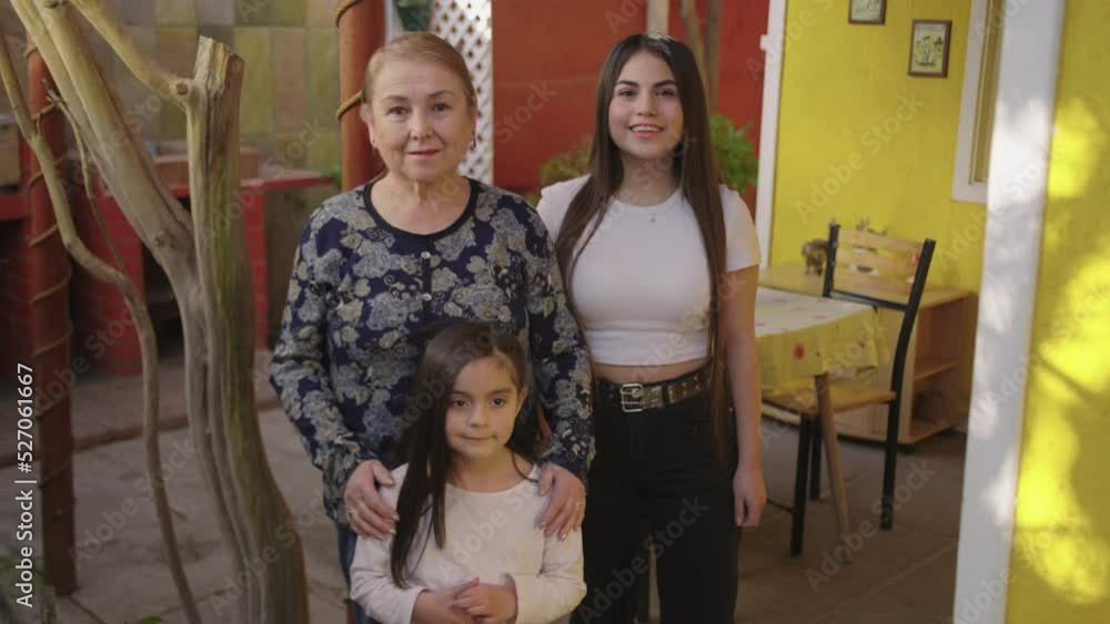 ABUELA Y SUS NIETAS