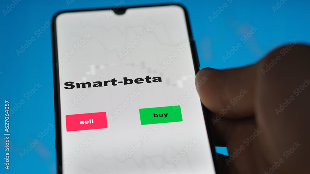 Naklejka premium Un investisseur analyse le fonds smart-beta etf à l'écran. Un téléphone affiche les prix des ETF smart beta pour investir.