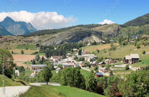 Le Dévoluy, village dans une vallée des Alpes du Sud en France.