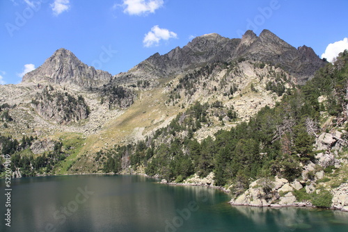 Lago de montaña de origen glaciar