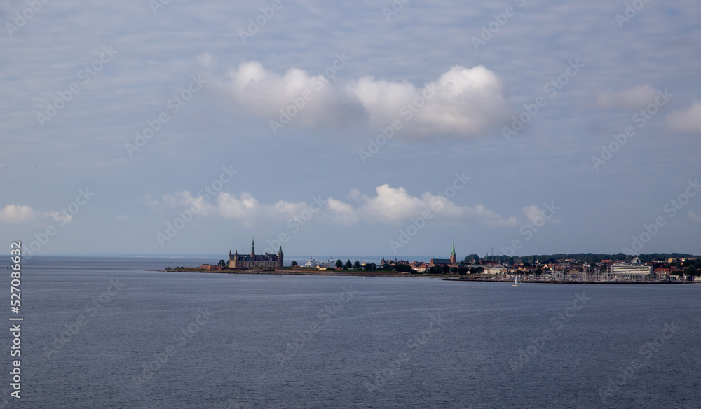 Panorama Blick auf Schloss Kronborg mit Helsingør in Dänemark.