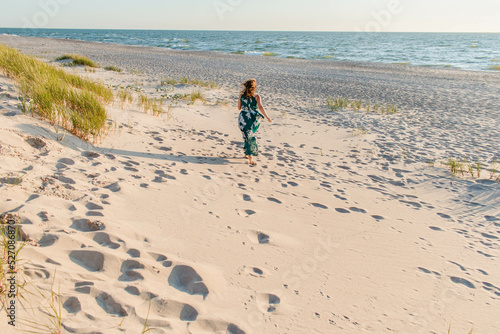 Biegnąca dziewczyna po piasku © Karolina