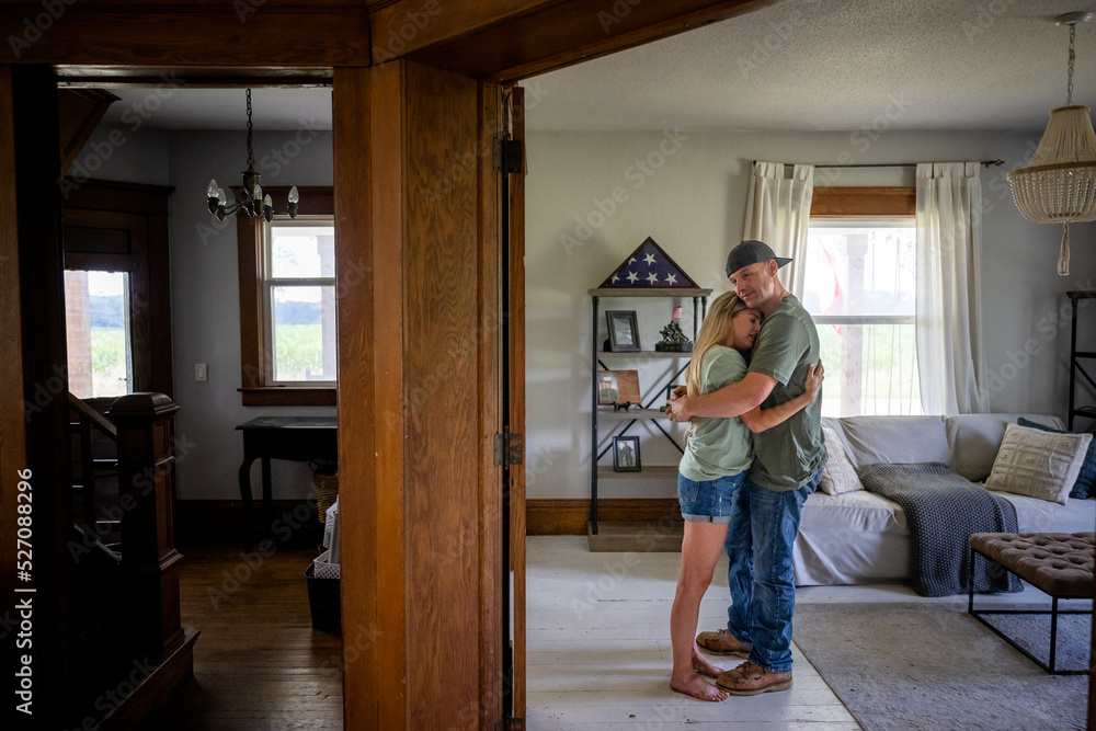 Marine veteran at home sharing a moment with wife. - obrazy, fototapety, plakaty 
