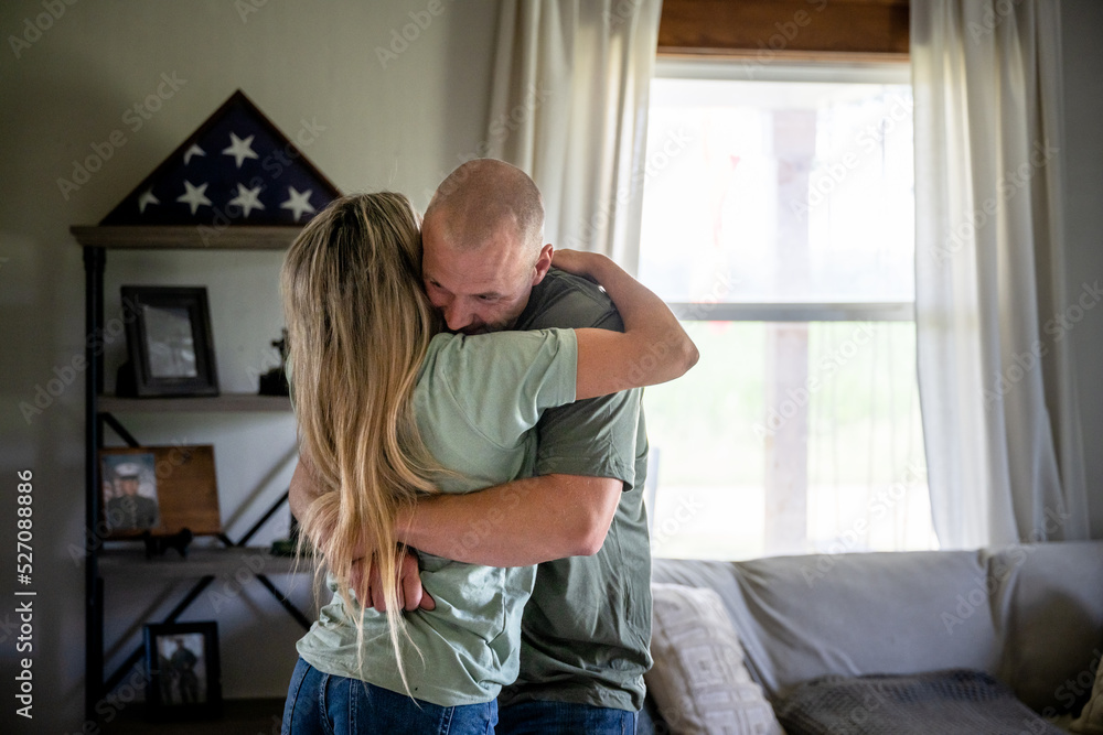 Marine veteran at home sharing a moment with wife. - obrazy, fototapety, plakaty 