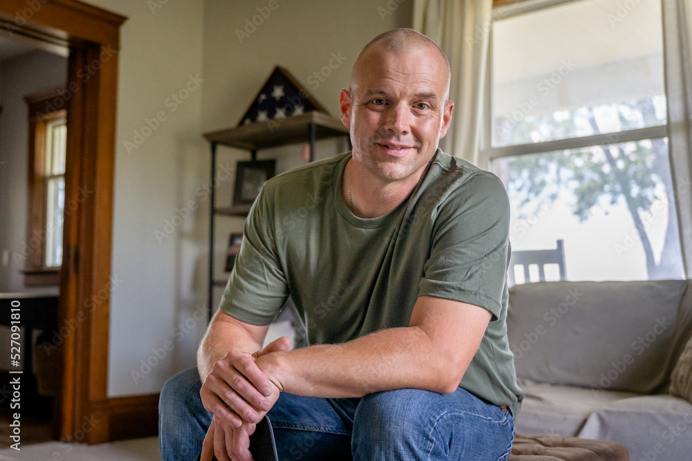 Marine veteran at home with family poses for portrait. - obrazy, fototapety, plakaty 