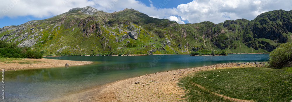Vistas panorámicas del lago del Valle con un paisaje de naturaleza ...