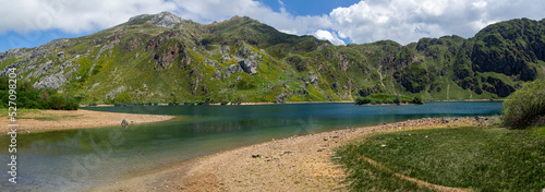 Vistas panorámicas del lago del Valle con un paisaje de naturaleza verde en las montañas que rodean el lago en Somiedo paseando por Asturias, en verano de 2021 photo