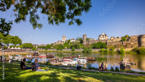 Tableau sur toile Ville d'Angers et son château au bord de la Maine en France.
