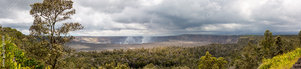 Super weites Panorama, superwide Panorama, merge aus mehr als sieben Fotos zeigt Aktiver Vulkan Kilauea auf Hawaii, Big Island, mit Rauch, Hitze, Vulkangestein, Vulkanpflanzen und bewölktem Himmel