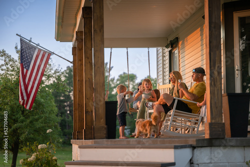 Foto Marine veteran at home with family during sunset on front porch.