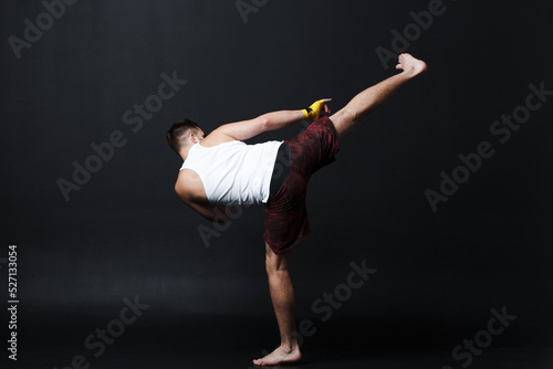 Bilde på lerret Sportsman muay thai man boxer stance at black background.