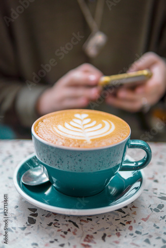 Taza de caf   color verde decorada con espuma con compa    a 